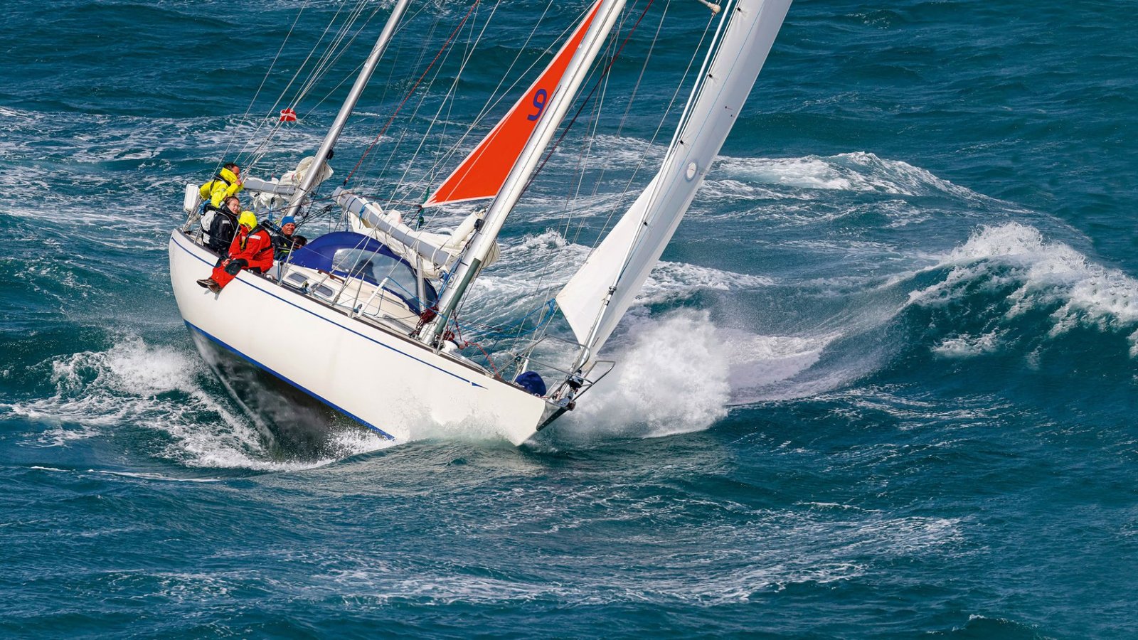 How to Handle Rough Seas While Sailing